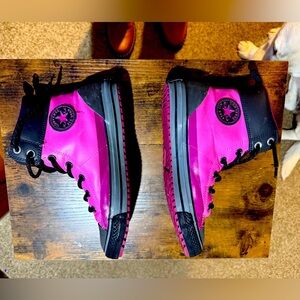 Women’s size 6 leather Converse.